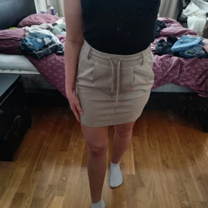 Poptrash-kjol, ONLY  - Kjol "poptrash" från Only. Fickor fram och knytband i midjan. Storlek 34. Aldrig använd.