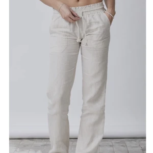 Beige linne byxor 🙌 - Säljer mina helt nya linnebyxor med prislapp kvar och påse 🤍(pris går att diskuteras)