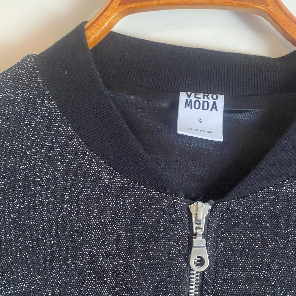Svart glitter tröja med dragkedja. Använd vid ett tillfälle. Köpt på Vero Moda i storlek S.. Tröjor & Koftor.