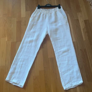  Linnebyxor  - As snygga linnebyxor köpta för 499 och endast andvänt 1 gång. Storlek M men kan nog passa S med.❤️Pris kan diskuteras.(Förlåt för dåligt ljus på de två sista bilderna)
