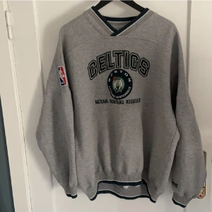 VINTAGE BOSTON CELTICS TRÖJA - NBA LEE SPORT Boston Celtics tröja storlek XL, passar M/L bra om man gillar oversize. Bud i DM eller kommentar