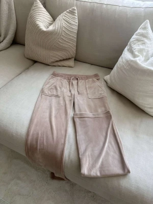Juicy couture - Beiga byxor från juicy couture i storlek S. Väldigt stretchiga skulle passa för de med M. Dom är i fint skick och bara använt ett fåtal gånger. Ordinarie pris 1200kr