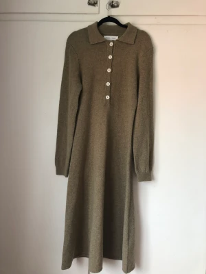 Klänning - Superfin klänning från samsøe samsøe i en fin olivgrön färg. Den har är använd endast någon gång så otroligt fin skick✨ 