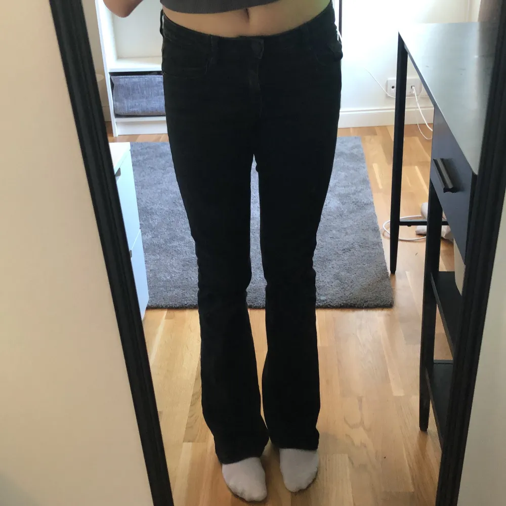 Svarta bootcut jeans i strl - 164 från Cubus, Aldrig använda. Kostar 250 + frakt pris kan diskuteras, dma vid intresse. Tryck inte på köp nu.. Farkut & Housut.