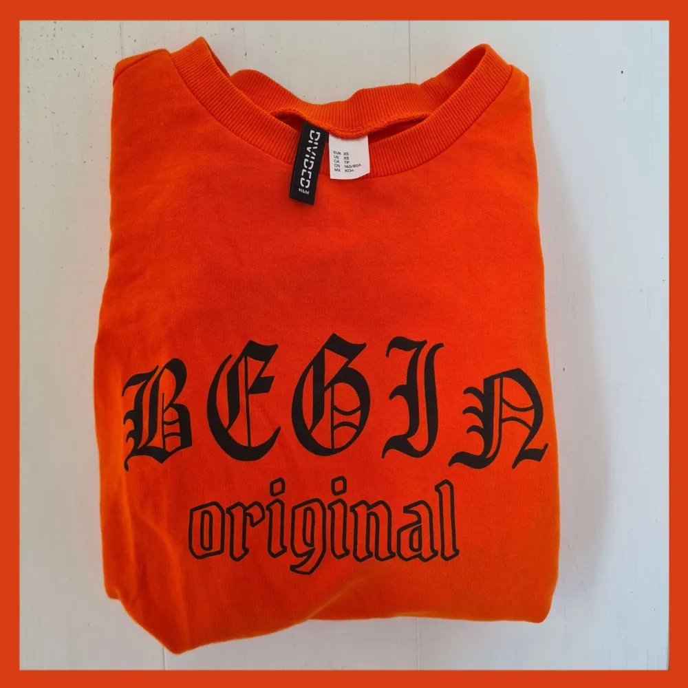 Orange tröja med tryck över bröstet och ärmarna. Den är köpt från H&M men endast använd vid ett fåtal tillfällen. Gott skick och i storlek XS 🧡. Toppar.