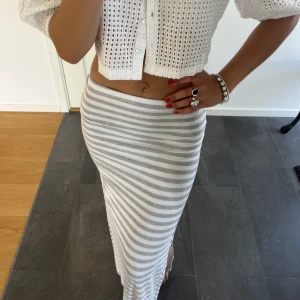 Långkjol - Säljer denna superfina långkjolen från Terranova som jag köpt på secondhand i Paris! Superbra skick. Storlek Xs!