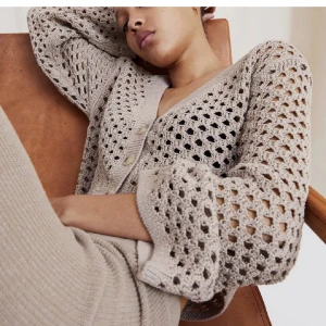 Cardigan HM - Söker denna cardigan i både denna färg samt svart, skicka gärna ett meddelande ifall du har den. :) 