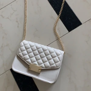 beige handväska - Beige handväska från glitter, använd 1 gång (mycket bra skick), säljer då den inte används! ⭐️ buda gärna på den!