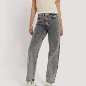 Jättesnygga gråa jeans från Nakd, har köpt secondhand via Nakds egna hemsida för 359kr men har själv aldrig använt, supersnygg passform🤍