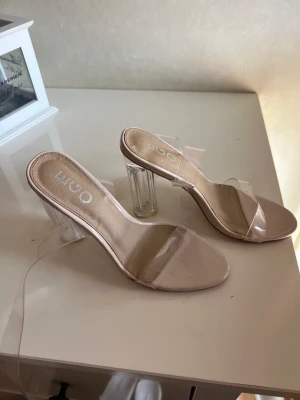 Beiga Klackskor med genomskinliga straps - Storlek 37. använda en gång, säljer då dem inte passar längre🦋 