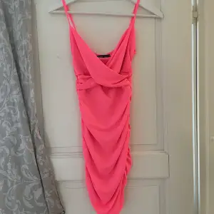 Neon rosa klänning från shein som är korsad fram, storlek xs🥰