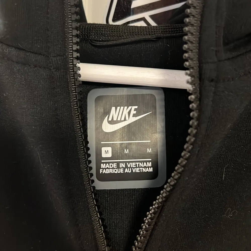 Svart Nike tech, storlek M men passar mer som S/M  Säljer pga den är för liten för mig  Fint nyskick. Hoodies.