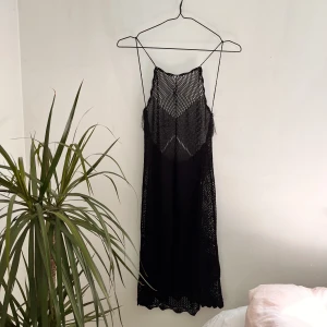 Beach dress  - Svart beach dress, perfekt under sommaren.  Luftig och fin💕 Min vän gav den till mig och vet inte vart den är från🤷🏽‍♀️ Hon köpte den för 300kr  (Swisha för frakt)  