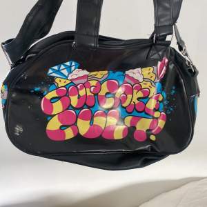 En SUPER snygg mellanstor väska med graffiti tryck med ett stort ytterfack och ett i mitten med fack innuti, tre band både ett längre som går att ta av och justera längden på samt två kortare!!💗😇