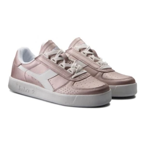 Diadora B elite - Skitsnygga unika sneakers från Diadora! Slutsålda överallt, jag köpte de i butik på Rhodos 2019. Det är den snyggaste rosametalliska färgen som livar upp en tråkig outfit! Strl 39 nypris ca 1000kr. Använda men ändå i bra skick. Skriv för fler bilder.💕💞💘💗💓