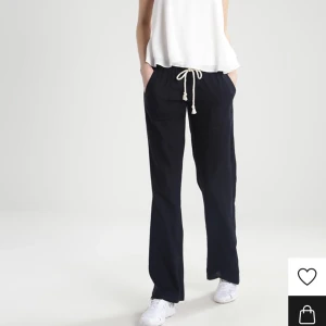 Roxy linnebyxor  - Säljer mina snygga svarta Roxy linnebyxor som är köpta förra sommaren och nästan helt  oanvända,köpta för 699💕köparen står för frakt!!