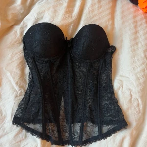 Korsett  - Säljer en korsett. Den är för stor för mig i bysten, skulle vilja säga att den passar någon med C-kupa. Omkrets skulle passa en XS till L då den är reglerbar 