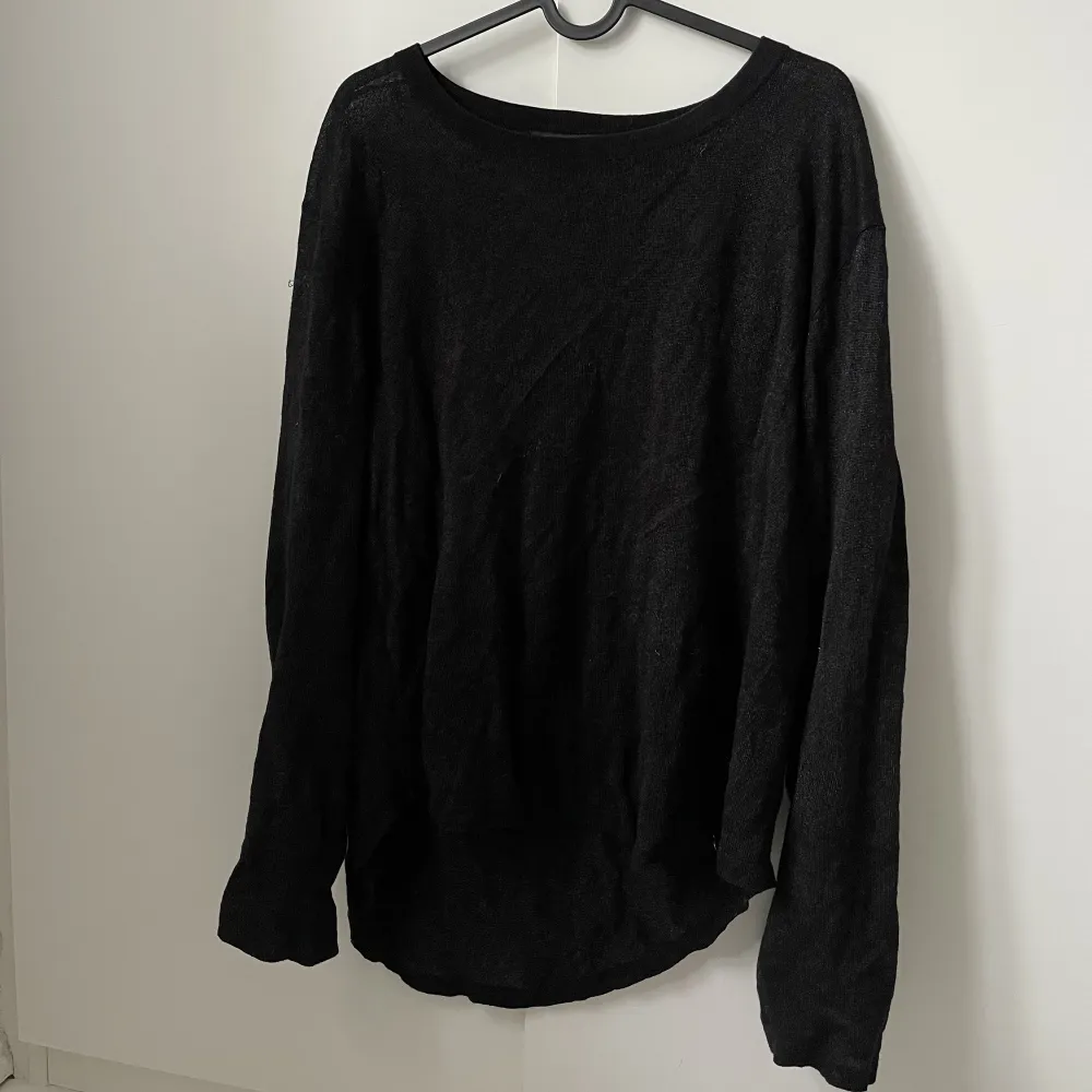 Svart glittrig tröja från Edblad. Storlek XL men jag som M använder som lite oversized. Fint skick. . Tröjor & Koftor.