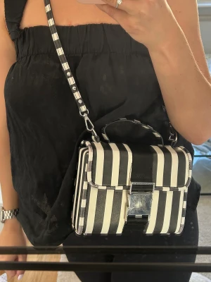 Handväska   - Säljer Crossbodybag 