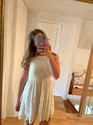 Vit klänning  - Jätte fin vit klänning från Lindex. Storlek 146 men passar S/xs. 