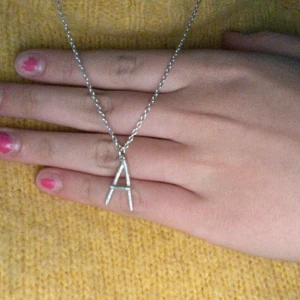 Maria nilsdotter halsband - Säljer dehär fina A halsbandet förlag är i behov av pengar. Väldigt fint skick och man kan putsa det gratis hos Maria nilsdotter butiken. Den är längden 50cm