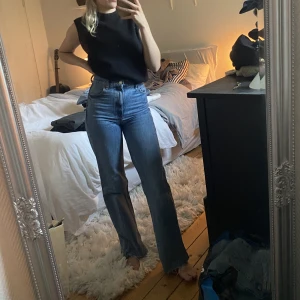 Zara jeans - Högmidjade ljusa jeans från zara med raka ben! Storlek 32 men passar som en 34💙 