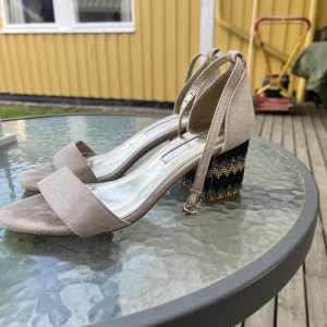 Klackskor - Snygga klackar, perfekt till sommaren i storlek 37, snygga detaljer på klacken❤️