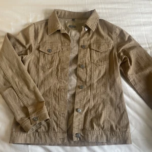 Beige/brun jeans jacka - En beige jeans jacka som kan vara bra att ha nu när det är varmt!!☀️Den är i väldigt bra skick och säljs pga att den inte används!💕