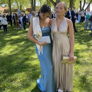 Balklänning  - Säljer nu min balklänning som är enbart använt en gång😊har klippt upp den jag är 164 cm. Storlek xs men passar även s💕köpt ny för 1600 