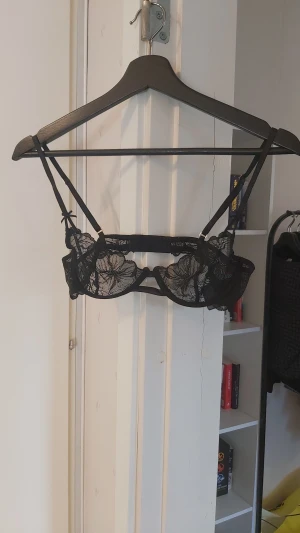 Underkläder  - Tre par trosor i XL och Tre i L och en BH i storlek 75A