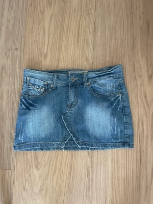 Mini jeans kjol - Super fin mini jeans kjol. Köpte den second hand men den är tyvärr för liten för mig. Inga defekter som syns. Säljaren sa att det var stl 38 men skulle snarare säga 34/liten 36 💓