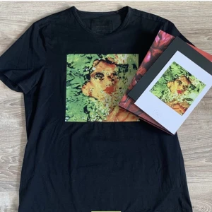 Limitato t-shirt - Säljer en t-shirt i skicket 9/10 utan några defekte|Box och tags medföljer| Ny pris ligger på 1999kr men säljs nu för 499kr