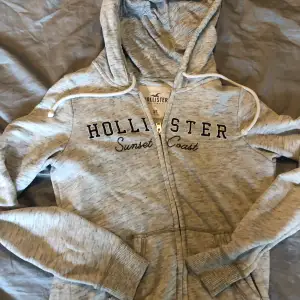 En grå Hollister hoodie i storlek XS💕I bra skick och säljer då jag inte använder den mer🫶🏼. Köp gärna genom köp nu💕