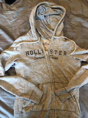 En grå Hollister hoodie i storlek XS💕I bra skick och säljer då jag inte använder den mer🫶🏼. Köp gärna genom köp nu💕