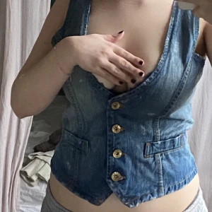 Jeans väst! - Så cool jeans väst med åtsittande passform🤍står storlek M och jag skulle säga 36/38! Köparen står för frakt📦Skriv innan köp❗️