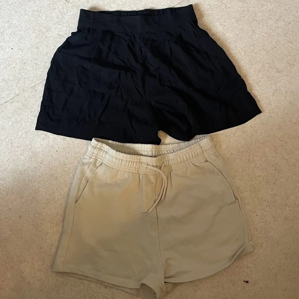 2st par shorts. Svarta från hm i storlek M och beiga från lager 157 i storlek M. Båda för 100kr. Shorts.