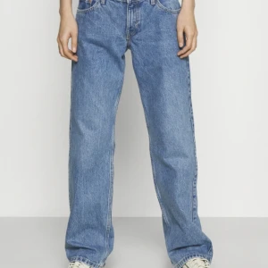 Weekday arrow low jeans - Lågmidjade raka jeans från weekday. Sparsamt använda men har fått en liten reva på knät. (Bild 3) Är oftast en M i jeans och dessa passar mig. Fraktar❤️