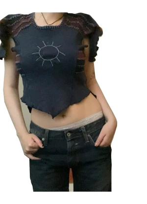 topp - Suuper cool tröja med unik stil 😸 Nästan helt oanvänd :>