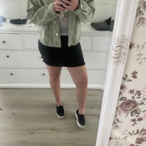 Jeanskjol - Svart jeanskjol som är fransad nertill från Pieces, stretchig, i nyskick, storlek M men passar även S