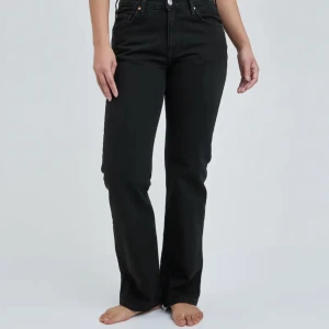 Jeans  - Lågmidjade jeans jag köpt från bikbok nyligen men säljer eftersom jag köpt fel storlek. Nypris 700kr