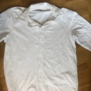 weekday frotté tröja - Fin sommar tröja som ändast är anväd 1 gång. Säljer pga att den är för stor för mig. xs men skulle säga s  Är i frotté liknande material