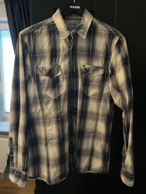 Skjorta - Rutig skjorta från blue ridge i stl L, 200kr  