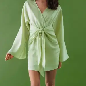 En superfin limegrön klänning från Gina Tricot! Ord. pris 599 säljes för 130 kr. Stl. L. Aldrig använd endast provat den på, lapp finns kvar. 