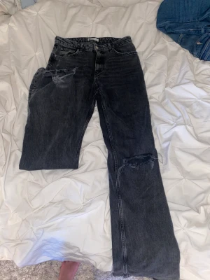 Jeans - Snygga jeans från Ginatricot, lite slitna nertill då man gått lite på dom! Annars fina! 