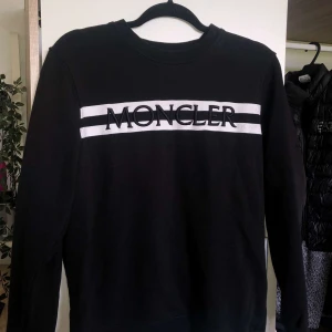 Moncler tröja - En äkta Moncler tröja som jag köpt förra sommaren och haft på mig få gånger o den är fortfarande i bra kvalitet,pris kan diskuteras