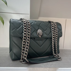 Kurt geiger London grön - Säljer nu min underbara Kurt geiger väska i färgen teal. Slutsåld sedan länge tillbaka. Sparsamt använd, dustbag samt kvitto från ZALANDOS egna hemsida finns 💕 Måtten finns på sista bilden i annonsen. Hör av dig vid frågor! Kram 🌸