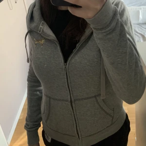 Pink Victoia’s Secret  - Säljer denna Pink Victoria’s secret i storlek xs, passar mig som använder s. Lite vita fläckar på koftan som du kan se på bild 3. Inte så snyligt! Drf säljer jag koftan för ett rimligt pris💗 Skriv till mig för flera bilder eller frågor🥰