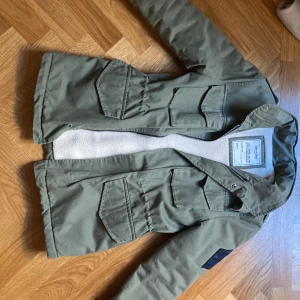 Militärjacka från Zadig! - Säljer denna fodrade militärjackan från Zadig. Helt oanvänd, bara testad. Strl 16 tror jag men passar definitivt xs och s, säkert en m också. Perfekt till hösten!