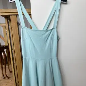 En supersöt ljusblå klänning från H&M. Andvänd en gång. Den har lite detaljer och sitter figurnära. Storlek XS. Pris kan diskuteras!