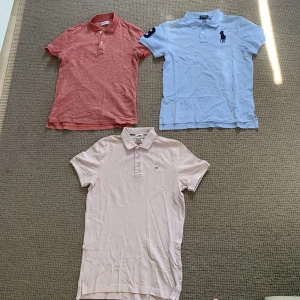 Piké - Lacoste, polo ralph lauren och hilfiger piké.  Säljer alla tre tillsammans,  Intresserad av separat köp skicka pm  Storlekar small, passar medium.  Sitter helt ok på mig som är 185 